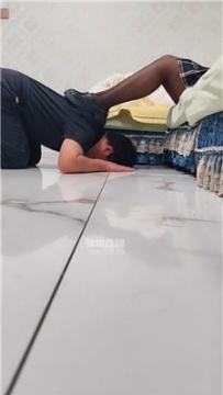 【调教视频】【朵朵女王】酸臭黑丝舔-踩狗爪 JS251128-4