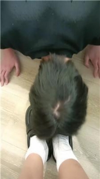 【调教视频】【萌宝儿】皮鞋白袜踩踏喂食 JS241226-6