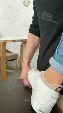 牛仔裤女同学小白鞋调教折磨踩吐奶