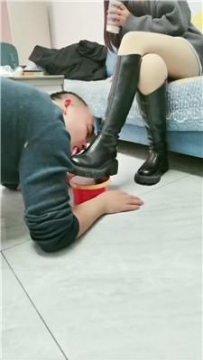 【调教视频】【西北傻子】长靴白袜狂舔/脚下喂食吃烟灰 bf48576