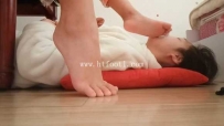 24992 【00后校园原创】 小妹妹命令姐姐把她穿臭的几双臭袜子全部用嘴洗干净