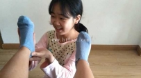 20179【00后校园】舔妹妹袜子脚吃鞋里踩碎的面包