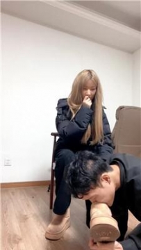 【调教视频】【煎饼狗子】脏鞋玉足狂舔-胯下辱 JS260108-18