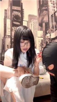 【调教视频】【哼哼】狗舌清理脏鞋底白袜 JS260226-17