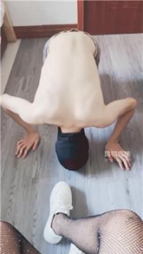 【调教视频】【小鱼】清理脏鞋底-网袜美腿羞辱 JS250813-2