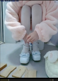 白丝lo鞋踩面包吐口水  JS260214~3