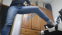 真实第一视角钻胯裸腿皮裙胯下羞辱牛仔裤钻胯语言羞辱踩脸