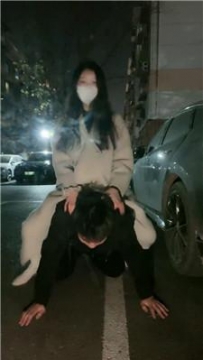 【调教视频】【佳佳】深夜户外舔长靴/骑马遛狗  JS250111-48