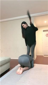 【调教视频】【万华】老爹鞋白袜踩踏/胯下羞辱/重度鞭打 bf48249