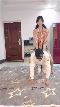 【调教视频】【莓果酱】可爱小主骑马狗爬-坐脸 JS260117-28